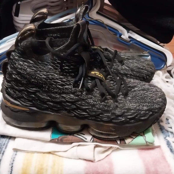 LeBron Nike shoes - Picture 2 of 2